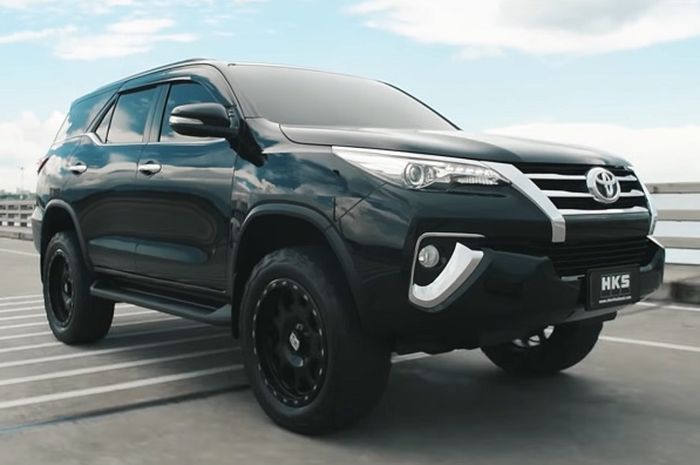 Toyota Fortuner berwarna hitam