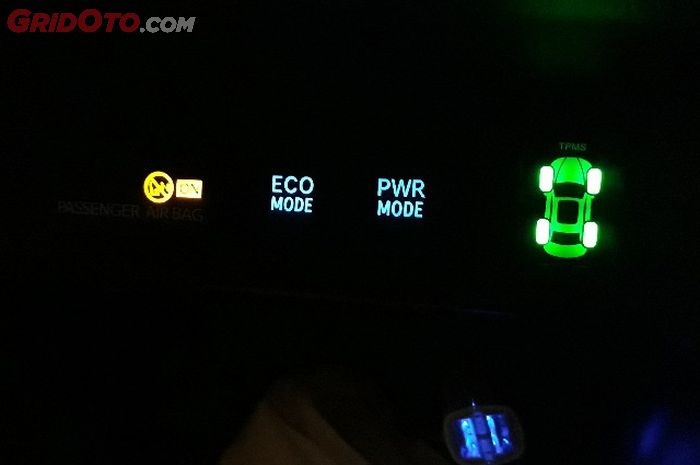 Lampu indikator Tire Pressure Monitoring System, hijau artinya kondisi tekanan angin optimal