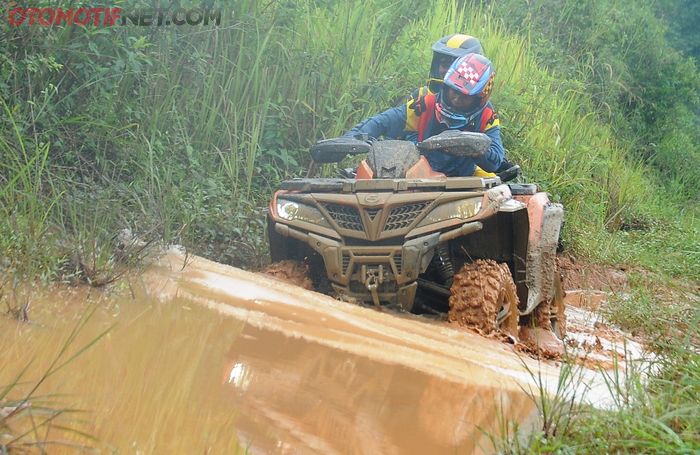 CFMOTO CFORCE 850XC dijajal buat off road berat, sampai libas genangan air pun enteng saja