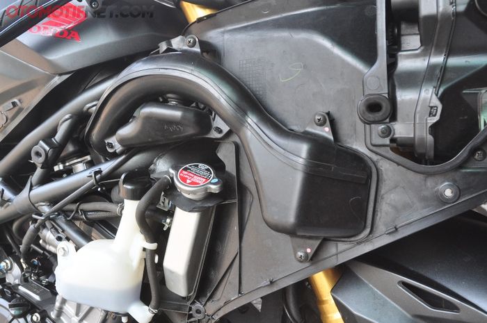 Ram air intake CBR250RR posisinya cukup rendah dan ada di balik fairing