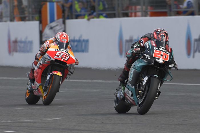 Fabio Quartararo (20) saat unggul dari Marc Marquez di MotoGP Thailand (6/10)