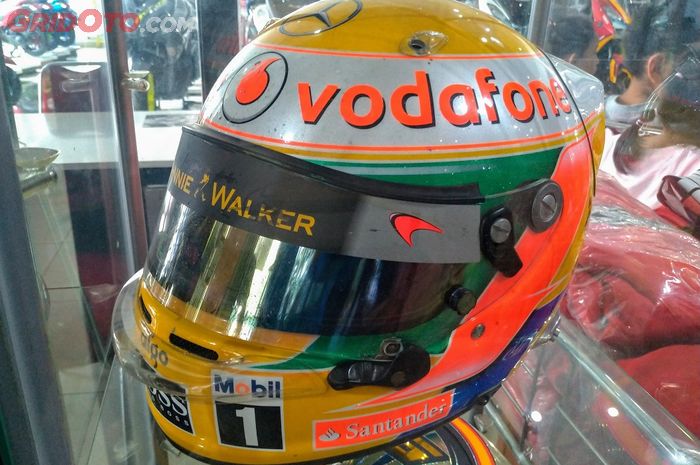 Helm milik Lewis Hamilton ini sekilas mirip helm motor, tapi ternyata banyak bedanya