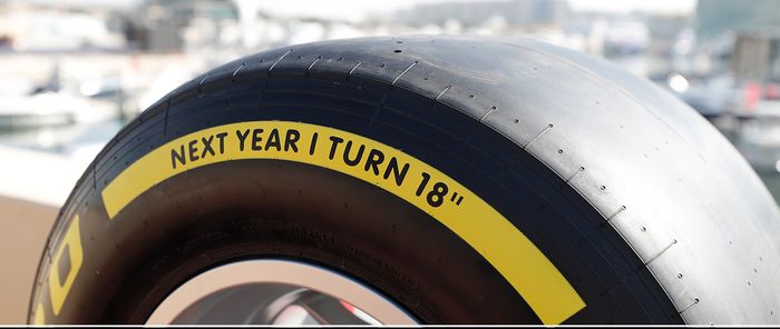 Di F1 abu Dhabi 2021, ban 13 inci dengan  tulisan khusus sebagai salam perpisahan sebelum menggunakan ban Pirelli 18 inci pada tahun 2022