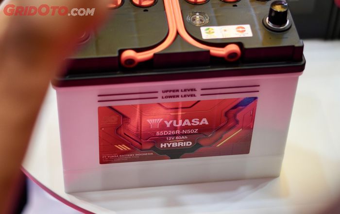 Aki hybrid menggabungkan fungsi aki kering yang disebut MF (maintenance free) dengan aki basah yang bisa ditambah air aki.