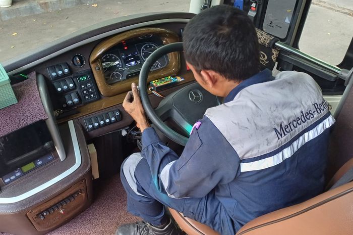 Ilustrasi pengecekan bus Mercedes-Benz oleh tim DCVI