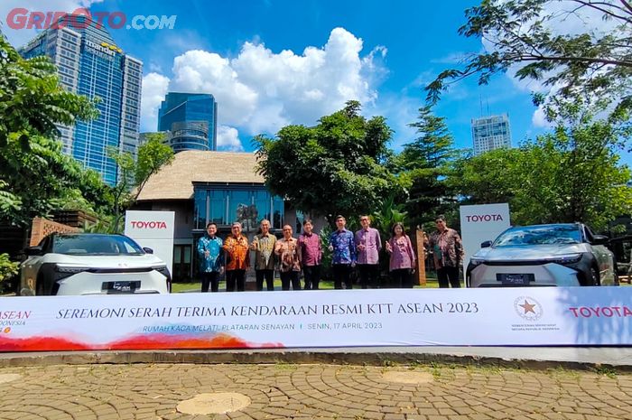Seremonial penyerahan 65 unit Toyota bZ4X untuk gelaran KTT ASEAN 2023