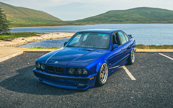 Modifikasi BMW Seri-5 E34 tampil segar dengan warna biru San Marino Blue