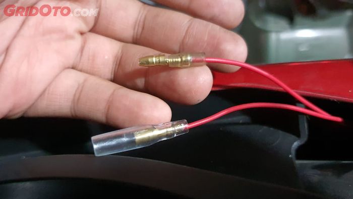 Warna kabel sama, supaua enggak tertukar bedakan saja skun atau connectornya 