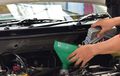 7 Langkah Mudah Ganti Oli Mobil di Rumah, Ikuti Caranya Biar Aman