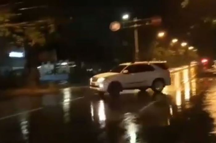 Toyota Fortuner meliuk lancar kayak mobil drift