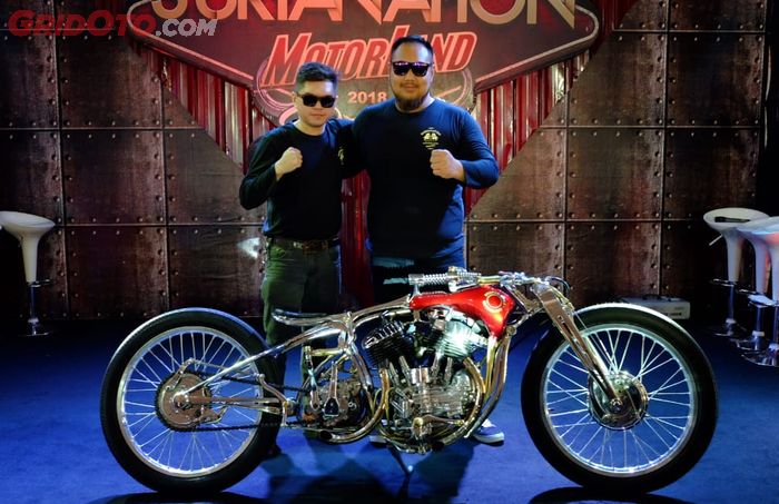 Andhika Pratama dan Lutfi Ardika bersama Iconic bike Suryanation Motorland 2018