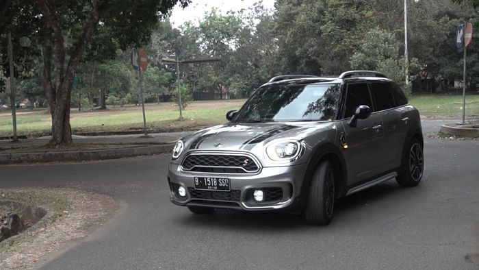 Handling sangat akurat untuk sebuah SUV