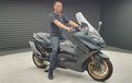 Impresi Naik Skutik Gede Yamaha TMAX Tech Max, Sporty Bak Sportbike!