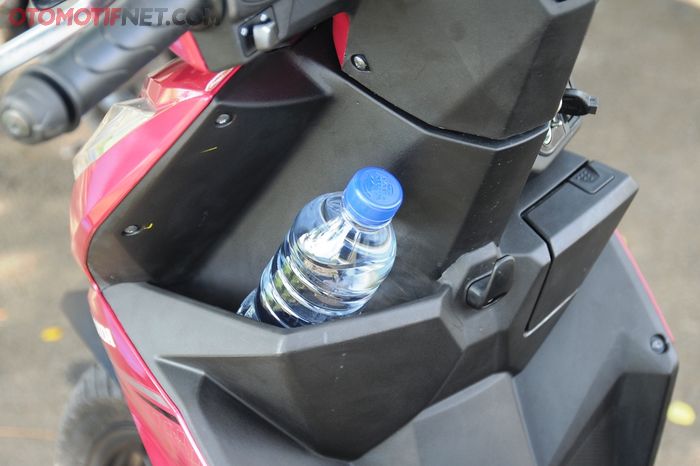 Konsol All New Honda BeAT dangkal, botol minuman 600 ml masih nongol