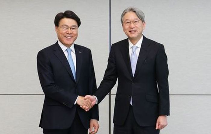 Toshihiro Mibe selaku CEO Global Honda jabat tangan bersama Choi Jeong-Woo selaku Chairman of POSCO Holdings