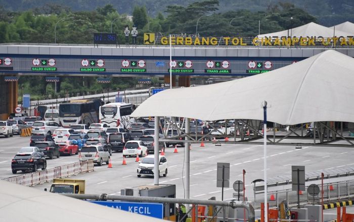 Menhub Budi Karya saat melakukan pemantauan Tol Jakarta-Cikampek jelang libur Nataru