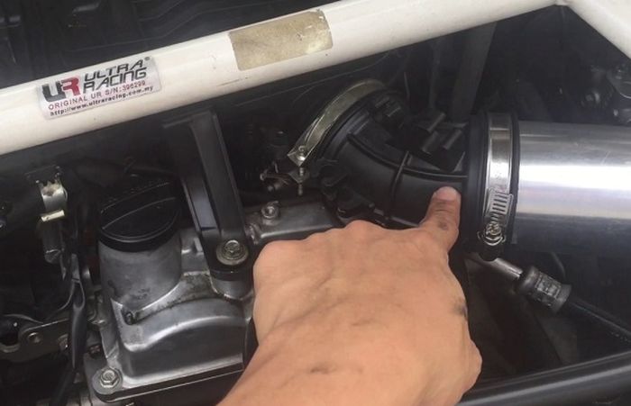 Posisi MAF sensor terletak di saluran intake mesin