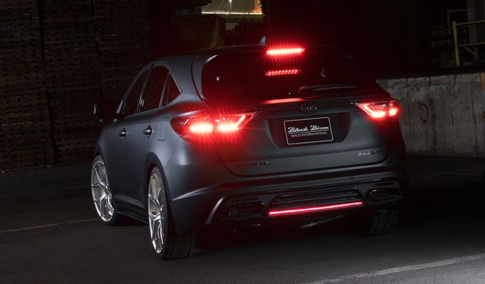 Tampilan belakang modifikasi Toyota Harrier dikemas lebih dinamis