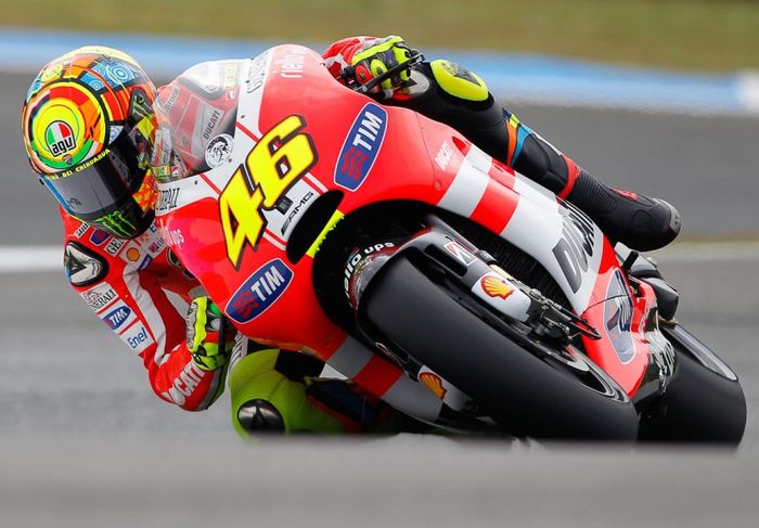 Valentino Rossi saat berseragap Ducati pada MotoGP 2011