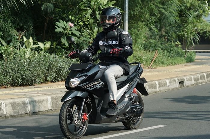 Ilustrasi Berkendara sepeda motor menggunakan Suzuki NEX Crossover