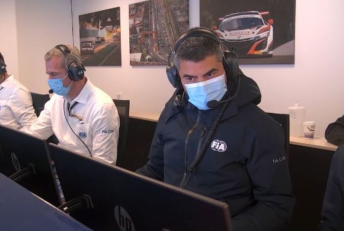 Race director F1 Michael Masi dan timnya, di ruang kontrol saat mengawasi balap F1 Belgia 2021