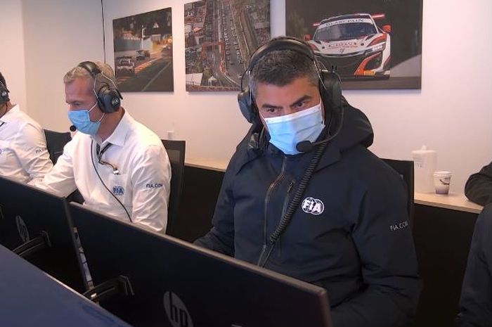 Race director F1 Michael Masi dan timnya, di ruang kontrol saat mengawasi balap F1 Belgia 2021