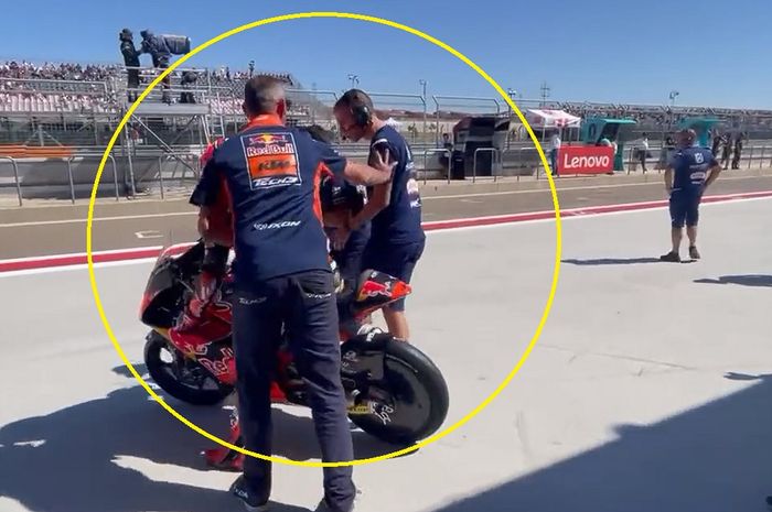 Kru Max Racing Team, tim milik Max Biaggi, tertangkap kamera menahan laju Adrian Fernandez saat keluar dari garasi