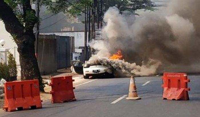 Mazda RX-7 terbakar di Jl Wolter Monginsidi, Jakarta Selatan