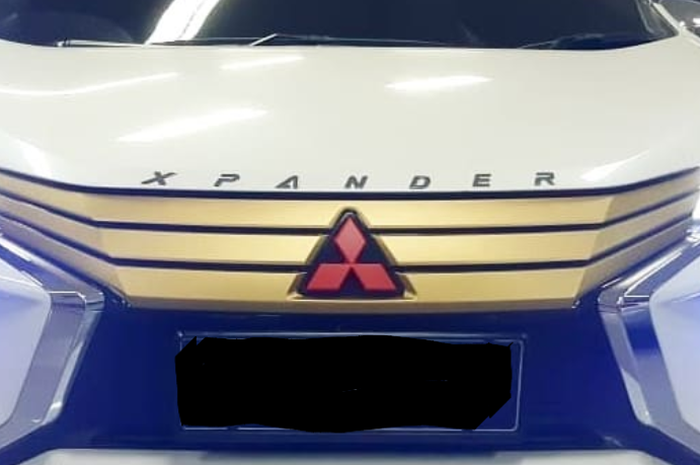 Sticker matte gold dari Oracal membungkus grill Mitsubishi Xpander