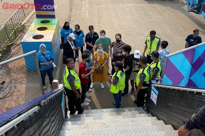 Terjadi adu argumentasi ketika sejumlah orang mempertanyakan mengapa mereka tidak boleh melewati jembatan ini untuk ke tempat lain di dalam sirkuit Ancol saat Formula E Jakarta 2022