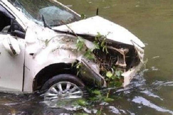 Kondisi Toyota Etios yang masuk ke Sungai