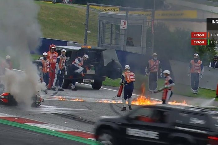 Insiden MotoGP Styria 2021 di tikungan ketiga kala motor terbakar usai tabrakan Dani Pedrosa dan Lorenzo Savadorri