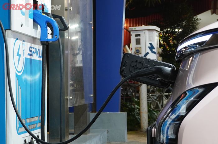 Ilustrasi charging mobil listrik Wuling Air ev.