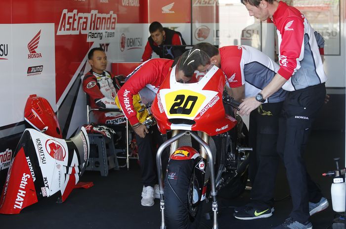 Dimas Ekky Pratama absen di tes Moto3 - Moto2 Valencia pekan ini digantikan Andi Gilang. Mungkinkah 