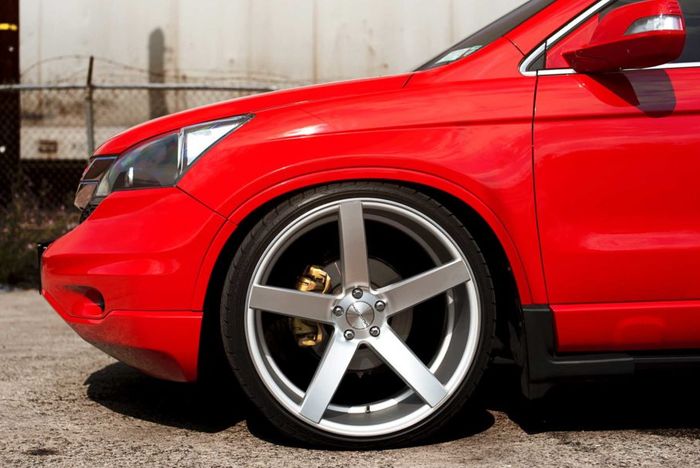 Honda CR-V lama ditopang pelek Vossen CV3 Concave Wheels ukuran 20 inci