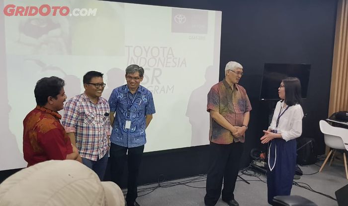 Direksi TAM dan orang-orang yang terlibat dalam program Car for Tree di berbagai daerah Indonesia