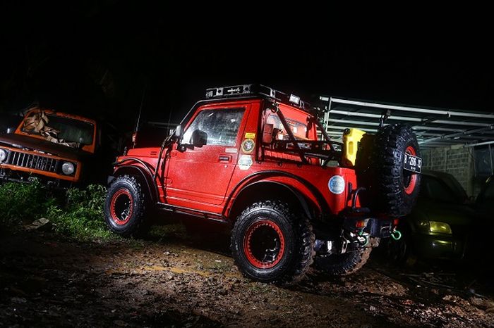 Kabin belakang dipotong untuk mengurangi bobot yang bertambah karena perangkat off-road. Sekaligus a