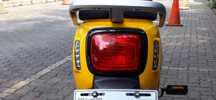 lampu rem dan lampu sen  terlihat seperti motor matik