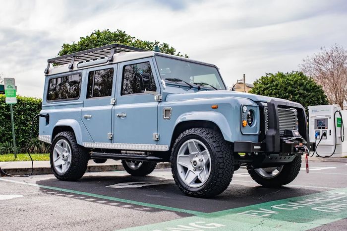 Restomod Land Rover Defender D110 eye-catching dengan bodi dual-tone