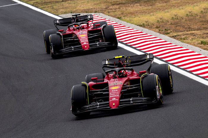 Carlos Sainz dan Charles Leclerc pada balapan di F1 Hongaria 2022