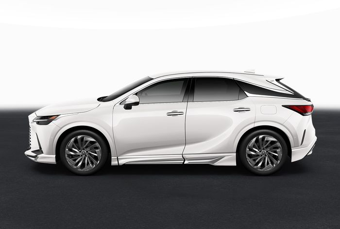 Modifikasi Lexus RX baru juga dimanja 2 opsi pelek baru khas Modellista