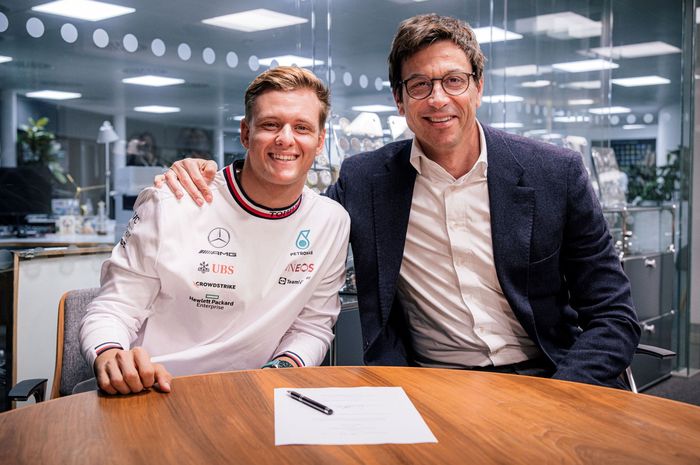 Bos tim Mercedes, Toto Wolff menjadikan Mick Schumacher pembalap cadangan untuk musim balap F1 2023