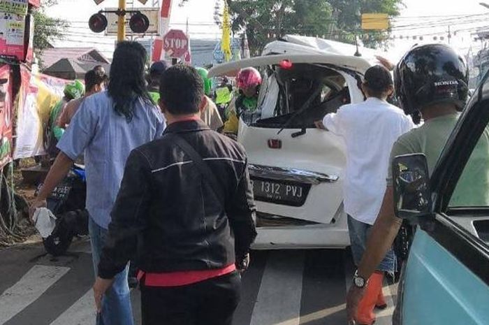 Honda Freed teriris separuh, disambar kereta di palang pintu Kramat, Jakarta Pusat