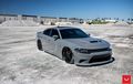 Tongkrongan Ceper Dodge Charger SRT Dengan Pelek Vossen Seharga NMAX