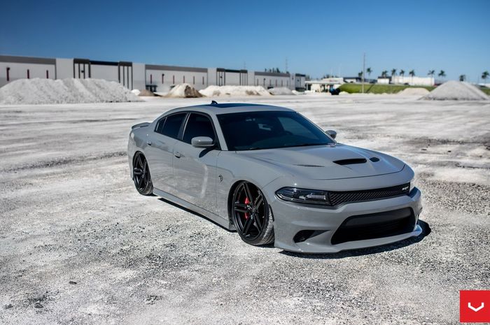 Modifikasi Dodge Charger SRT dengan tampilan ceper