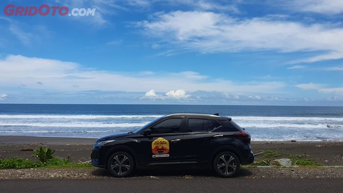 Nissan Kicks e-Power saat di jalur pantai selatan dalam acara Holiday Fun Drive 2024