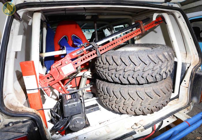 Kabin belakang Jeep Cherokee ini diisi dengan alat recovery dan sepasang ban cadangan. 