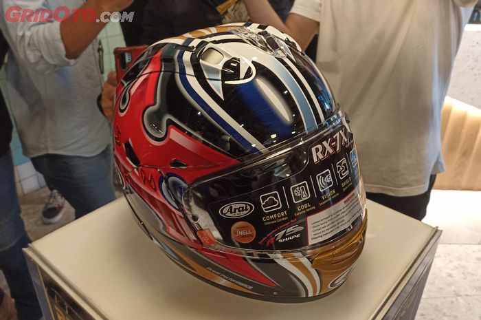 Helm Arai RX-7X edisi Shinya Nakano Shuriken Gold Series yang dijual terbatas 300 unit untuk pasar Indonesia. 