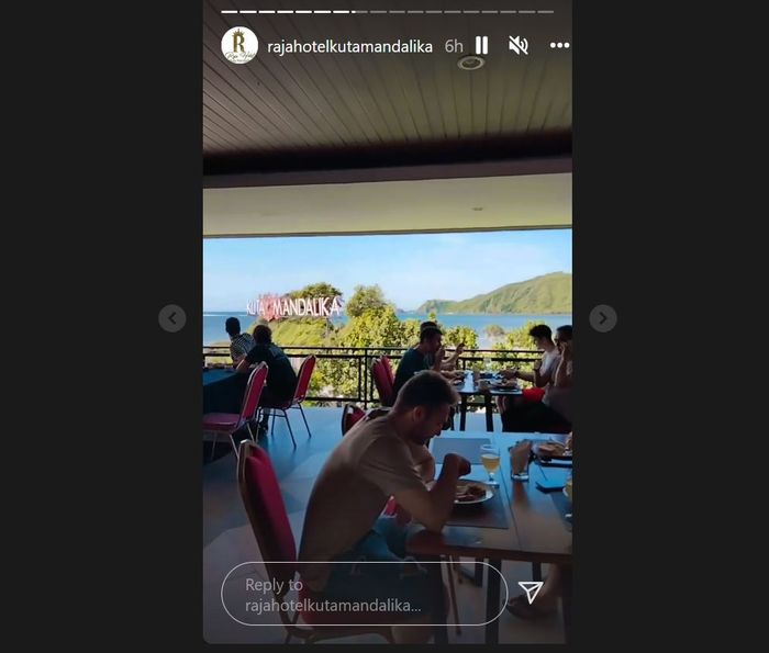 Tempat makan pembalap MotoGP dan kru tim di Raja Hotel Kuta Mandalika dengan pemandangan bukit dan laut
