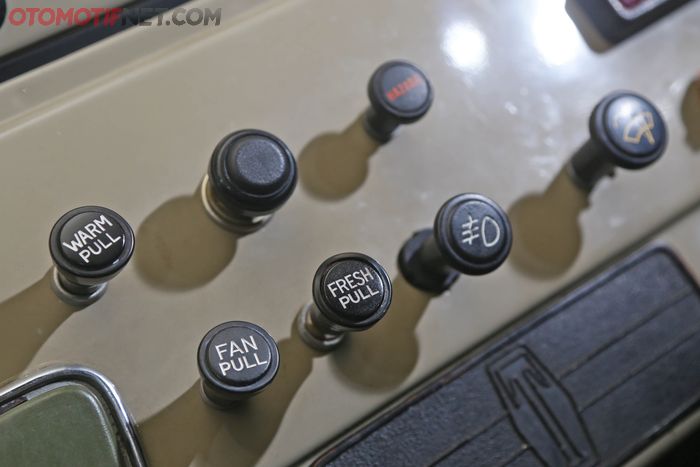 terdapat tuas untuk mengaktifkan heater pada dasbor. 